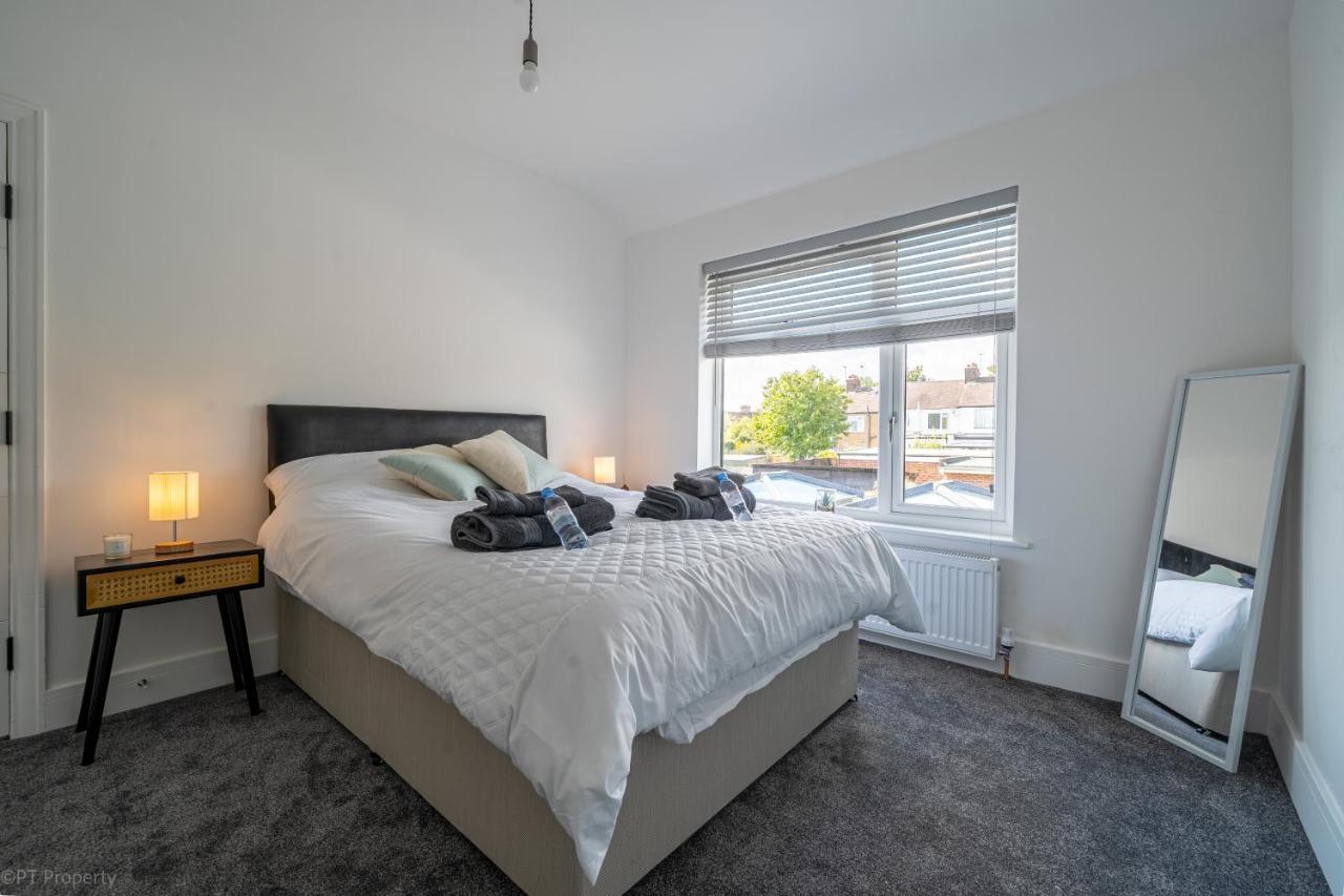 Modern 5 Bed Home In Ealing, Free Driveway Parking, Sleeps 8 Harrow on the Hill エクステリア 写真