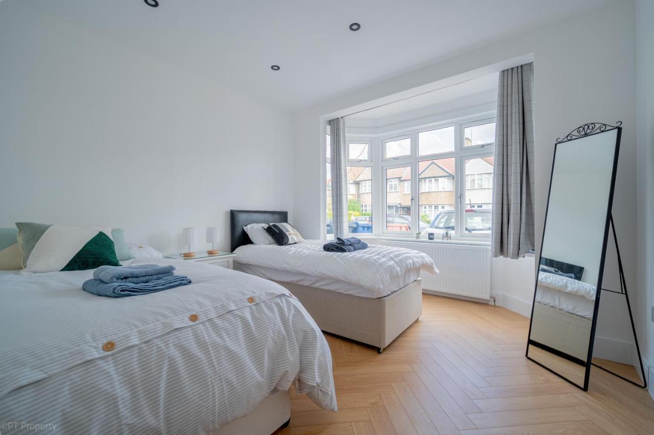Modern 5 Bed Home In Ealing, Free Driveway Parking, Sleeps 8 Harrow on the Hill エクステリア 写真