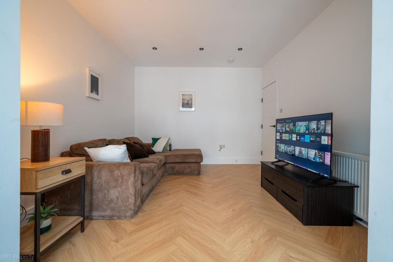 Modern 5 Bed Home In Ealing, Free Driveway Parking, Sleeps 8 Harrow on the Hill エクステリア 写真