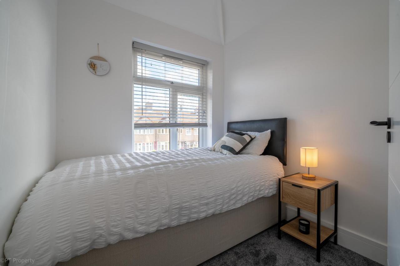 Modern 5 Bed Home In Ealing, Free Driveway Parking, Sleeps 8 Harrow on the Hill エクステリア 写真