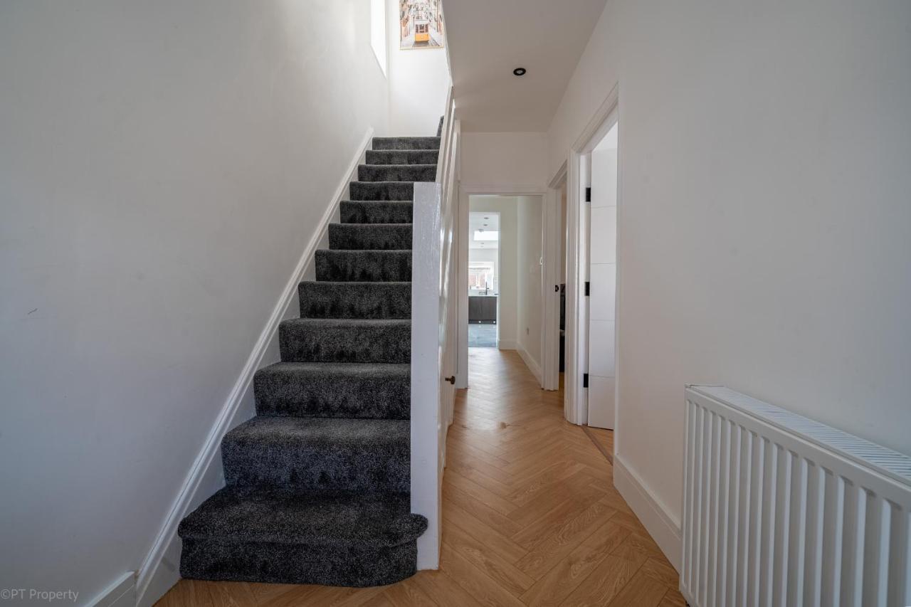 Modern 5 Bed Home In Ealing, Free Driveway Parking, Sleeps 8 Harrow on the Hill エクステリア 写真